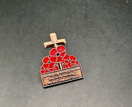 Red flowers cross lapel - red,